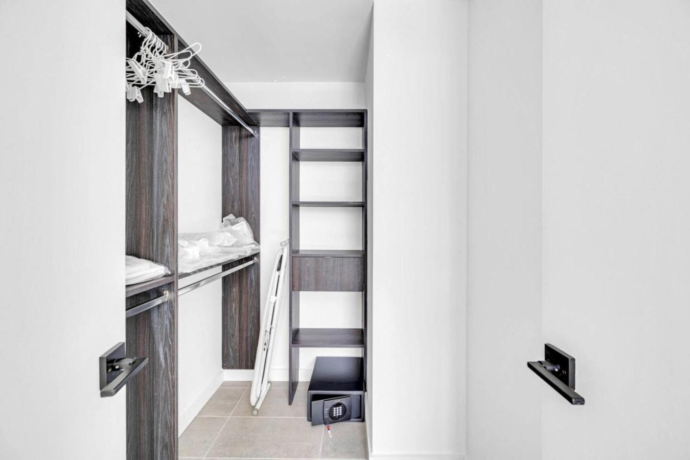 Stylish And Den Across From Bayside Apartment *
